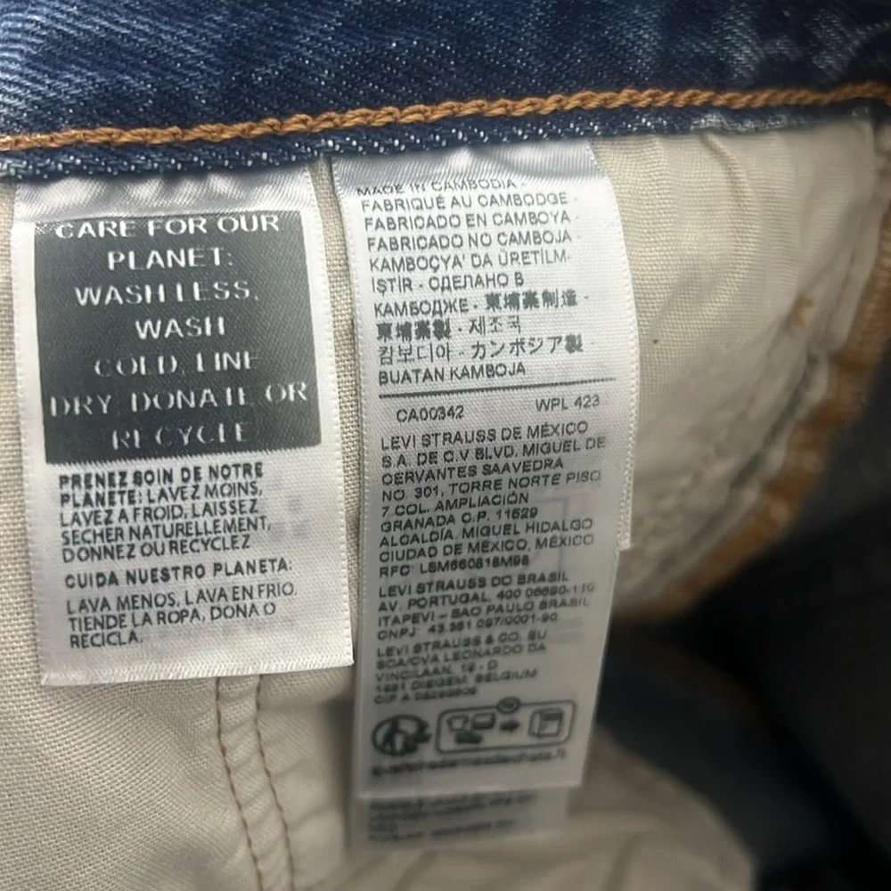 Levi's Blue Jean Shorts with Distressed‎ Hem size 34 - Picture 6 of 7